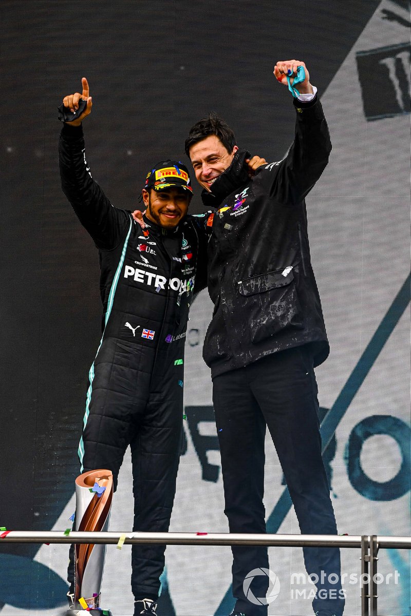 Podio: ganador y campeón del mundo Lewis Hamilton, Mercedes-AMG F1 con Toto Wolff, Director Ejecutivo Mercedes AMG