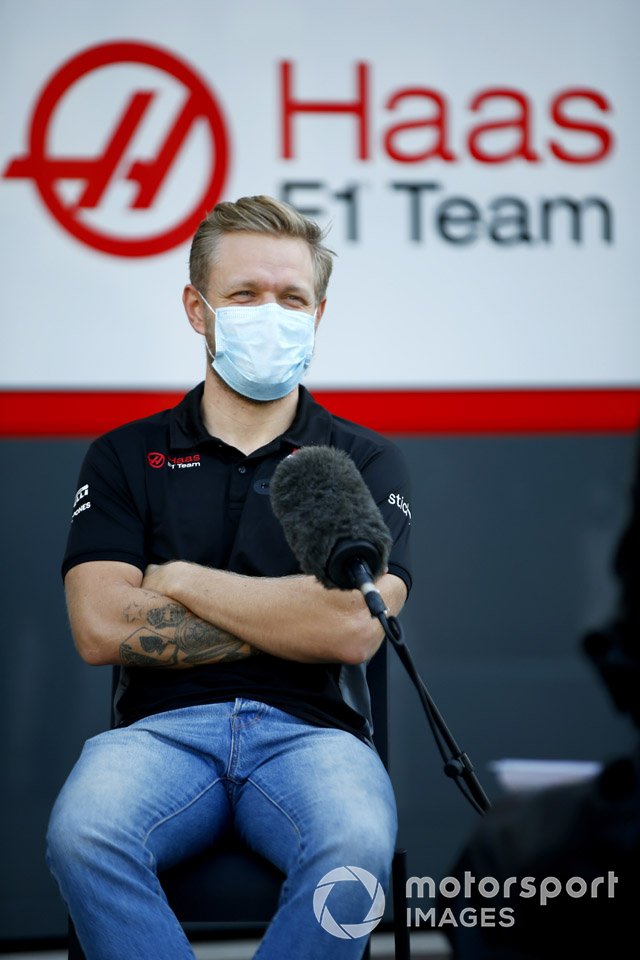 Кевин Магнуссен, Haas F1, общается с медиа