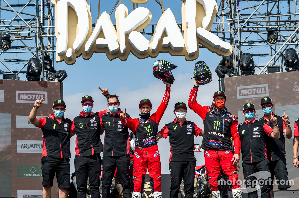 Ganador #47 Monster Energy Honda Team: Kevin Benavides y el #1 Monster Energy Honda Team: Ricky Brabec celebran con el equipo