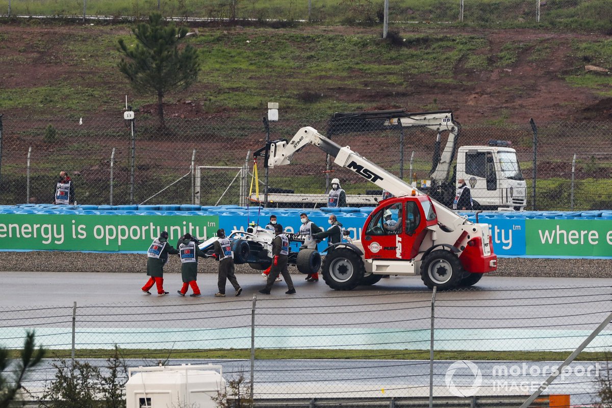 Los oficiales sacan el coche de Nicholas Latifi, Williams FW43, de una trampa de grava