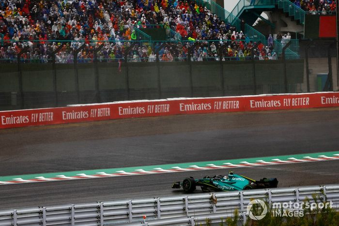 Sebastian Vettel, Aston Martin AMR22, hace un trompo en la primera vuelta