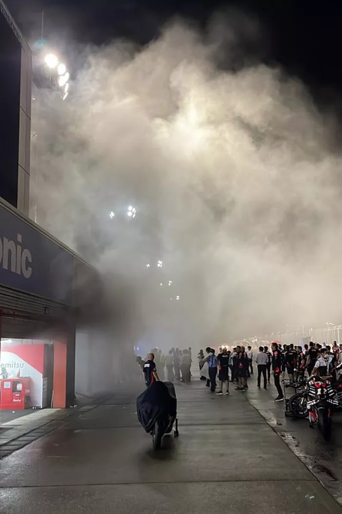 Fuego en el box del Marc VDS en Motegi 