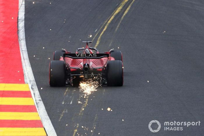 Las chispas salen de Charles Leclerc, Ferrari F1-75