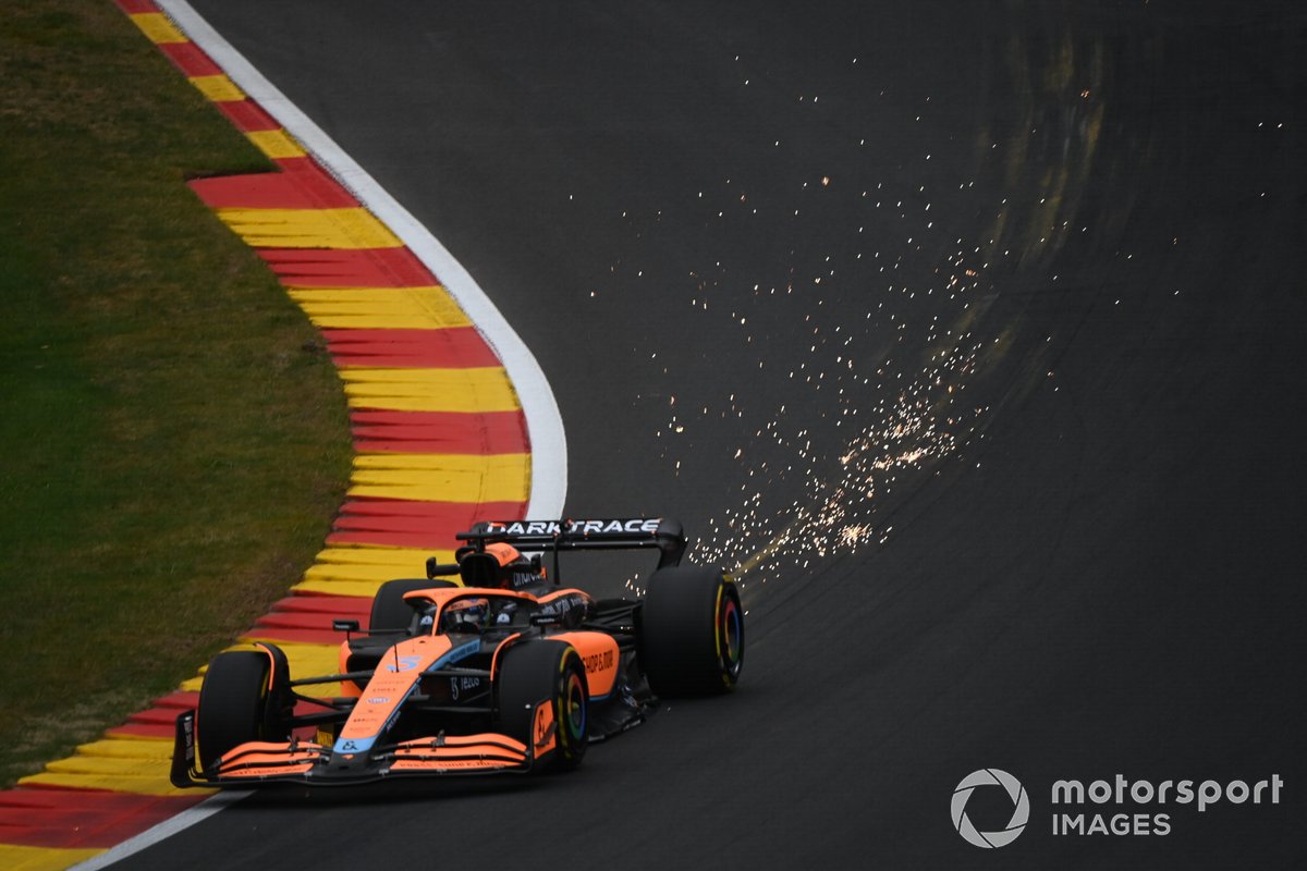 Daniel Ricciardo, McLaren MCL36, echa chispas