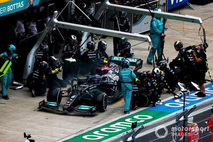 Lewis Hamilton, Mercedes W12, pit stop