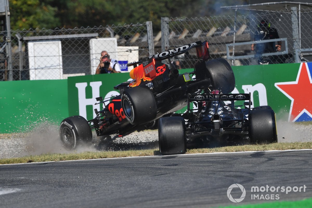Secuencia del choque de Max Verstappen, Red Bull Racing RB16B, y Lewis Hamilton, Mercedes W12