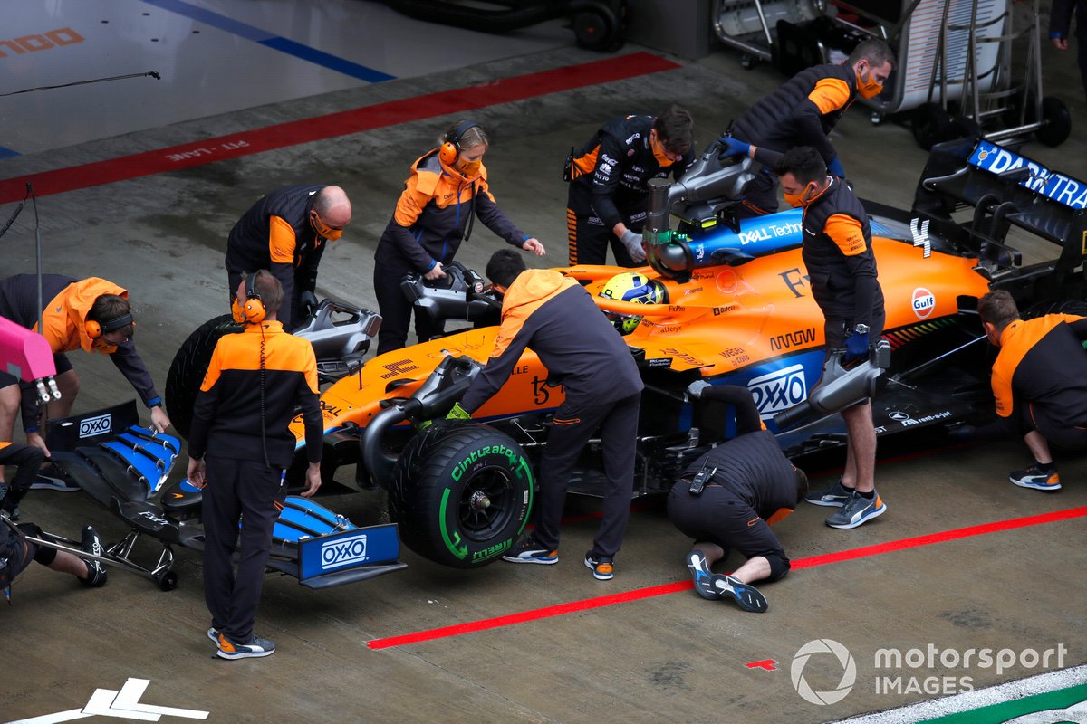 Lando Norris, McLaren MCL35M, in pit lane con i meccanici