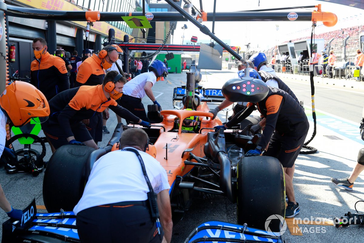 Lando Norris, McLaren MCL35M, ai box durante le prove