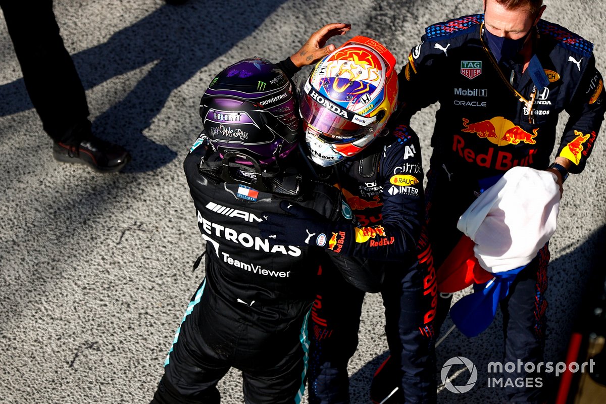 Lewis Hamilton, de Mercedes, 2ª posición, y Max Verstappen, de Red Bull Racing, 1ª posición, se felicitan mutuamente en el Parc Ferme tras la carrera