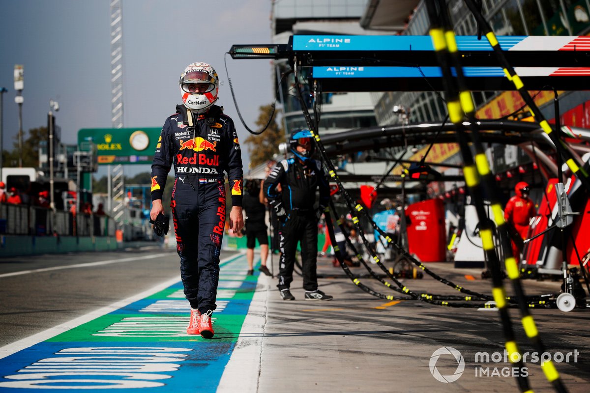 Max Verstappen, Red Bull Racing, regresa al garaje tras chocar con Lewis Hamilton, Mercedes