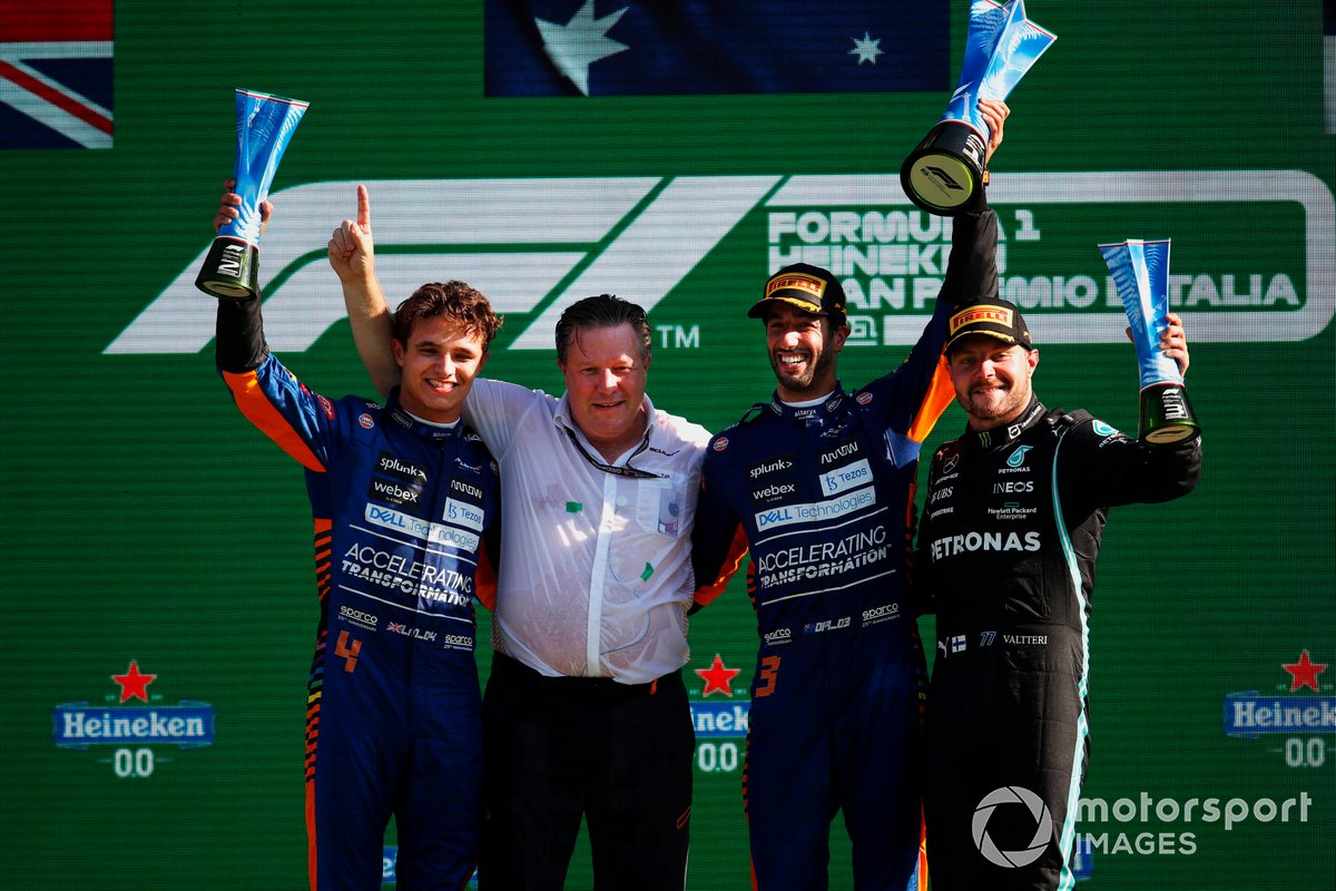 Podio: segundo lugar Lando Norris, McLaren, ganador Daniel Ricciardo, McLaren, tercer lugar Valtteri Bottas, Mercedes, y Zak Brown, CEO de McLaren Racing