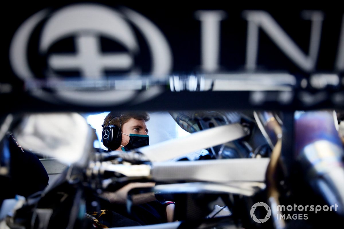 Un miembro del equipo de Mercedes trabajando en el garaje