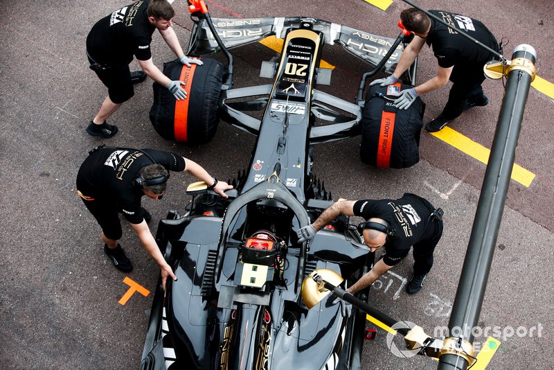Kevin Magnussen, Haas F1 Team VF-19, est ramené au garage