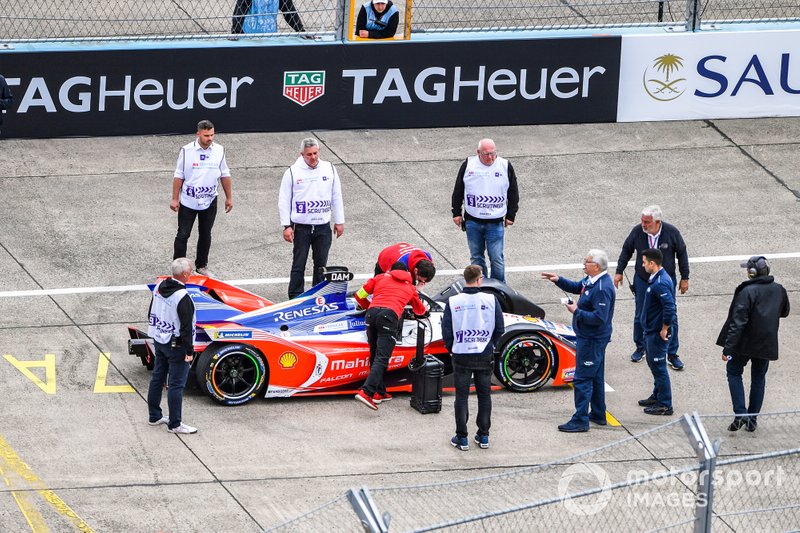 Se trabaja en el coche de Jérôme d'Ambrosio, Mahindra Racing, M5 Electro, en la parrilla. Los escrutadores observan