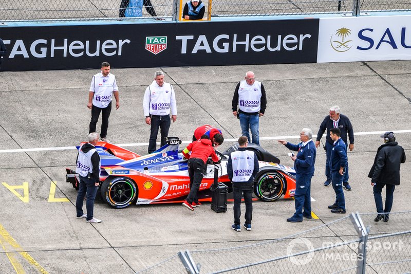 Work is done on Jérôme d'Ambrosio, Mahindra Racing, M5 Electro, on the grid. Scrutineers observe