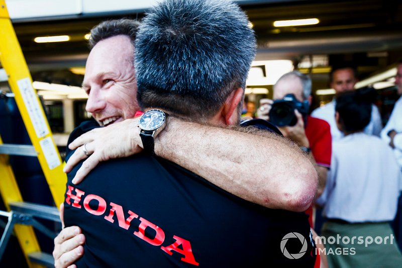 Christian Horner, director de Red Bull Racing y Masashi Yamamoto, director general de Honda Motorsport celebran la victoria