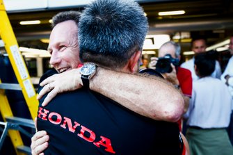 Christian Horner, Team Principal, Red Bull Racing and Masashi Yamamoto, General Manager, Honda Motorsport celebrate the victory