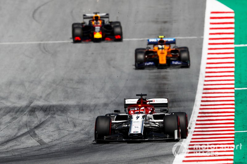 Kimi Raikkonen, Alfa Romeo Racing C38, precede Lando Norris, McLaren MCL34, e Max Verstappen, Red Bull Racing RB15