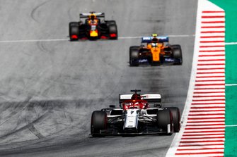 Kimi Raikkonen, Alfa Romeo Racing C38, voor Lando Norris, McLaren MCL34, en Max Verstappen, Red Bull Racing RB15