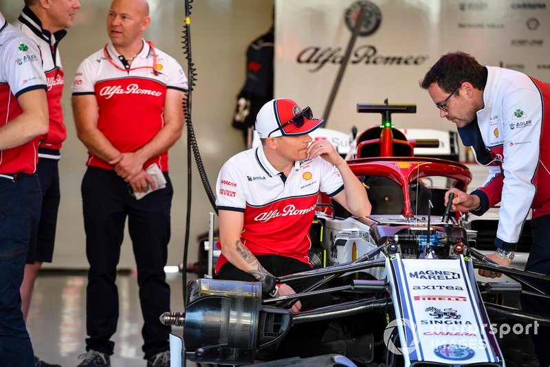 Kimi Raikkonen, Alfa Romeo Racing talking with engineer