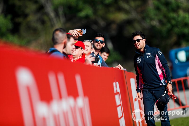Sergio Perez, Racing Point take a selfie with a fan