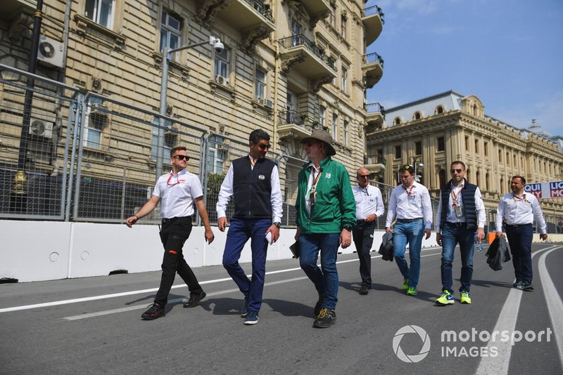 Miembros de la FIA recorren la pista