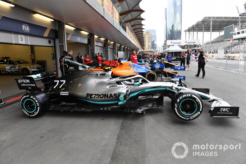 Автомобиль Mercedes AMG F1 W10 Валттери Боттаса у технической зоны FIA