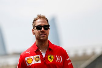 Sebastian Vettel, Ferrari tijdens de track walk met zijn engineers