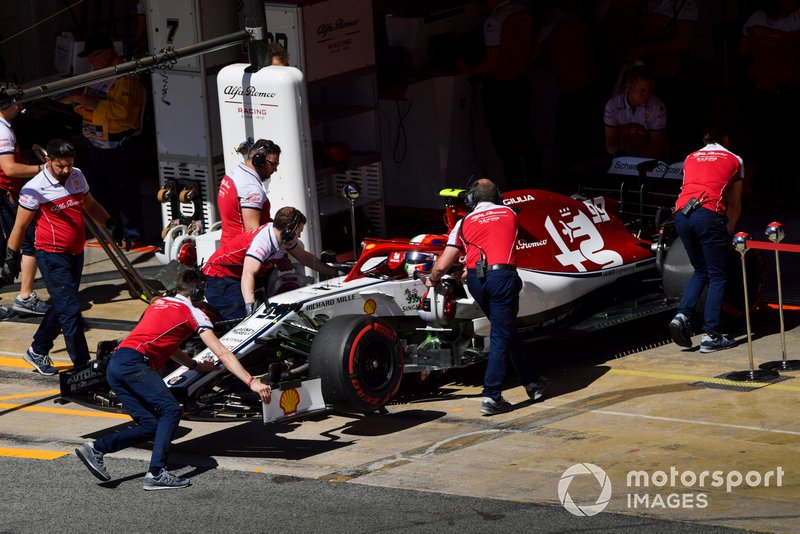 Antonio Giovinazzi, Alfa Romeo Racing C38, is returned to the garage