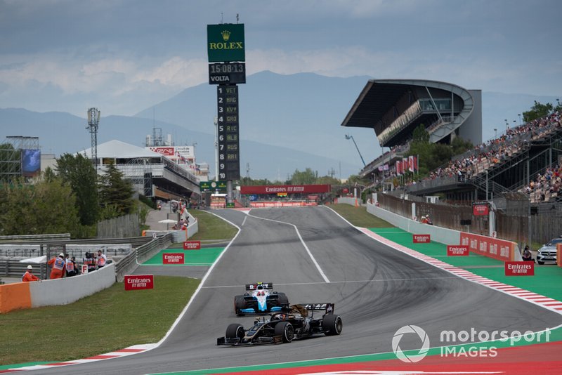 Romain Grosjean, Haas F1 Team VF-19, devant Robert Kubica, Williams FW42