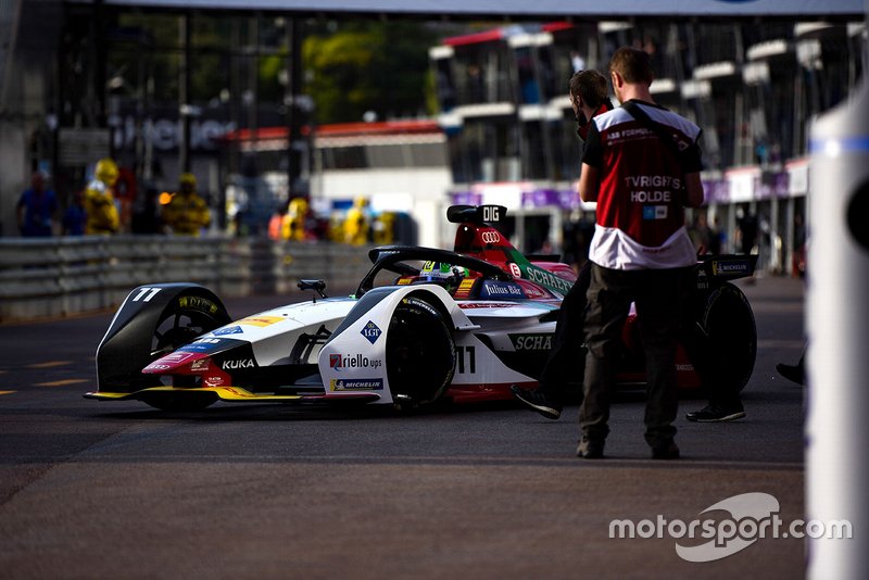 Lucas Di Grassi, Audi Sport ABT Schaeffler, Audi e-tron FE05 in the pit lane