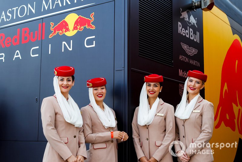 Бортпроводницы авиакомпании Emirates в паддоке