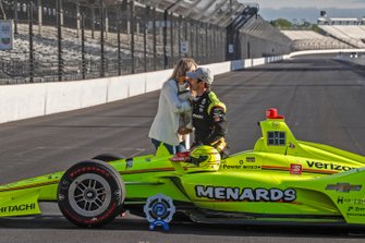 Simon Pagenaud, Team Penske Chevrolet, vriendin Hailey McDermott en hond Norman