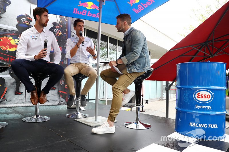 Sean Dunnett en Dario Io van ExxonMobil in gesprek voor de Canadese GP