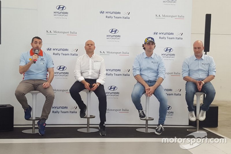 Paolo Sperati, della comunicazione Hyundai, Andrea Adamo, capo di Hyundai Motorsport, Il pilota Umberto Scandola, Riccardo Scandola, capo di S.A. Motorsport