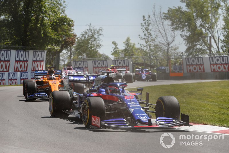 Даниил Квят, Scuderia Toro Rosso STR14, и Карлос Сайнс, McLaren MCL34