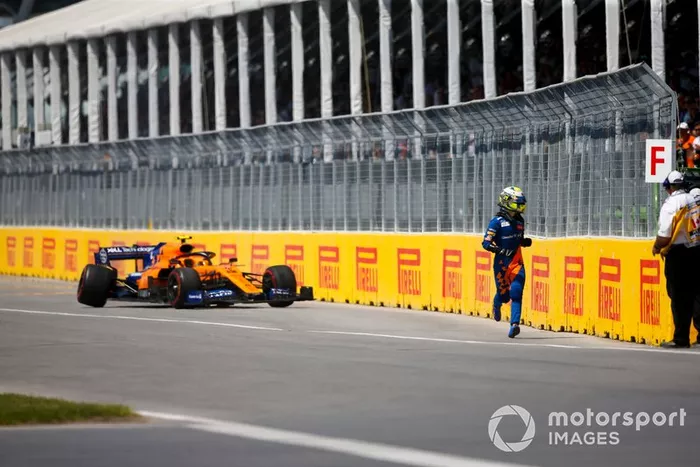 Mas o carro da McLaren teve um problema na suspensão e o jovem precisou abandonar a prova