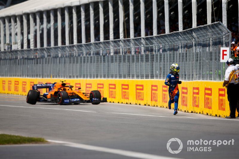 Mas o carro da McLaren teve um problema na suspensão e o jovem precisou abandonar a prova
