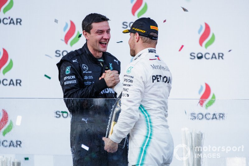 Il rappresentante dei Costruttori e Valtteri Bottas, Mercedes AMG F1, vincitore, sul podio