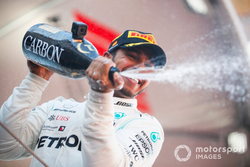 Podio: ganador de la carrera Lewis Hamilton, Mercedes AMG F1 celebra con el champán