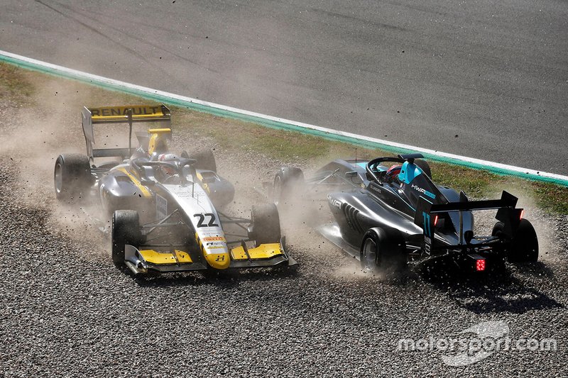 Accidente de Jake Hughes, HWA Racelab, y Ye Yifei, Hitech Grand Prix