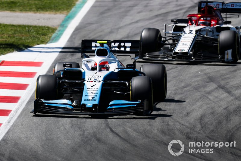 Robert Kubica, Williams FW42, leads Kimi Raikkonen, Alfa Romeo Racing C38