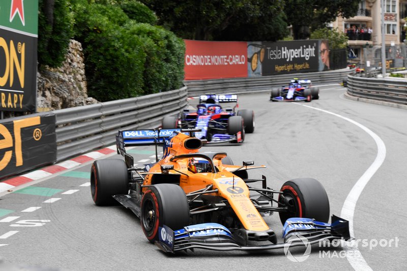 Carlos Sainz Jr., McLaren MCL34, precede Daniil Kvyat, Toro Rosso STR14