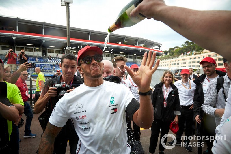 Lewis Hamilton, Mercedes AMG F1, 1st position, celebrates with his team