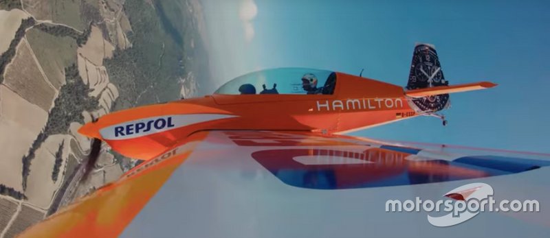 Marc Márquez vuela con una avioneta de la Red Bull Air Race con Juan Velarde