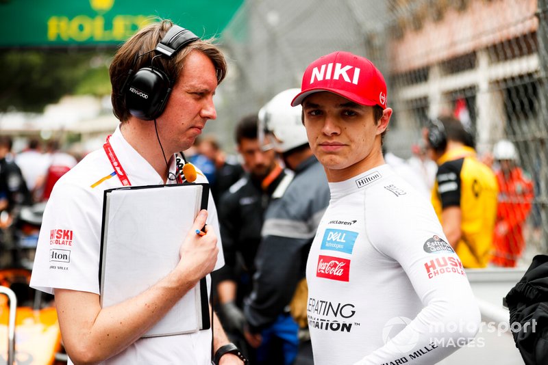 Lando Norris, McLaren con una gorra roja en homenaje a Niki Lauda