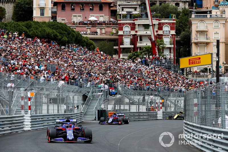 Daniil Kvyat, Toro Rosso STR14, precede Alexander Albon, Toro Rosso STR14