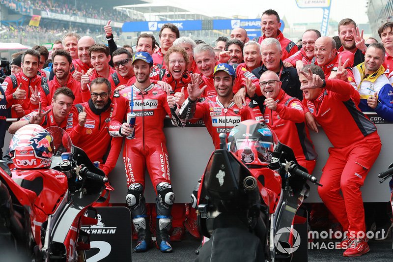 Андреа Довициозо и Данило Петруччи с персоналом команды Ducati