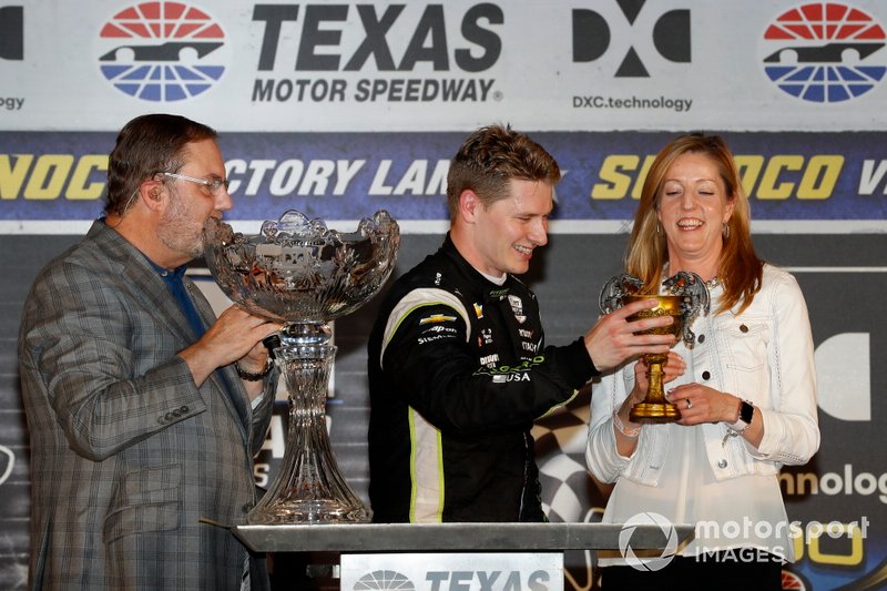 Ganador Josef Newgarden, Team Penske Chevrolet celebra en victory lane
