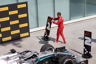 Sebastian Vettel, Ferrari, 2e plaats, verplaatst het bord van de winnaar uit protest voor zijn straf